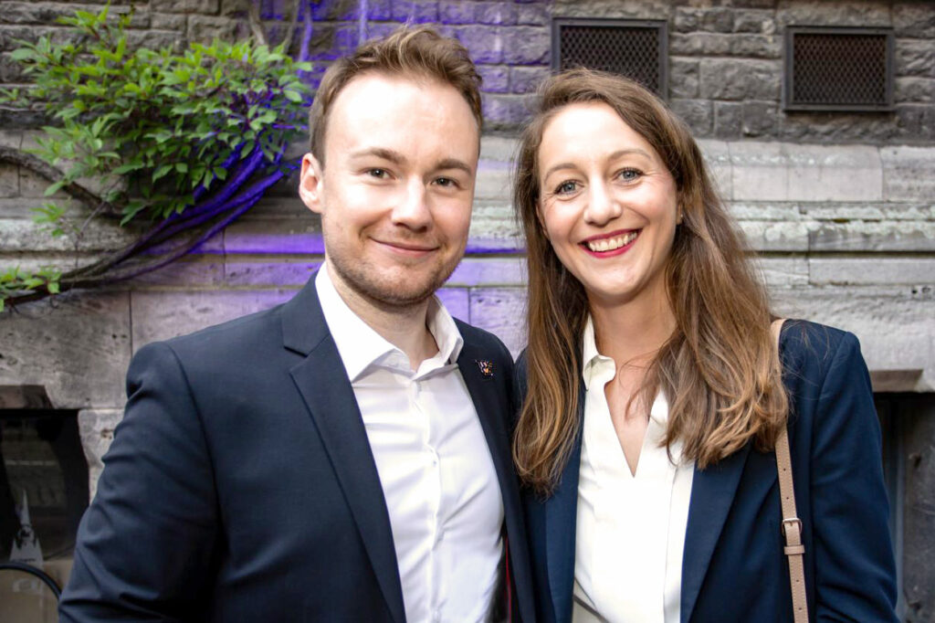 Maximilian Pohler mit seiner Ehefrau Sophie Ramdor, MdL